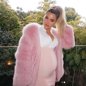 Khloé Kardashian enceinte. La star vient de révéler qu'elle attendait une petite fille. Mars 2018.