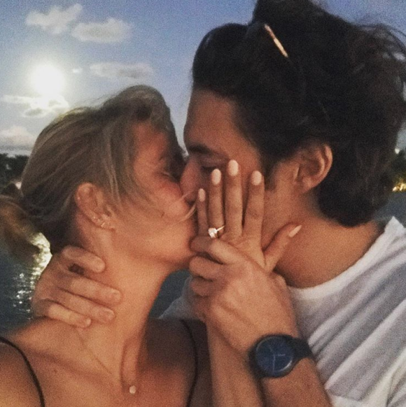 Claire Holt et son compagnon Andrew Joblon sur une photo publiée sur Instagram le 3 décembre 2017. Le couple annonçait ses fiançailles après quelques mois seulement de relation.