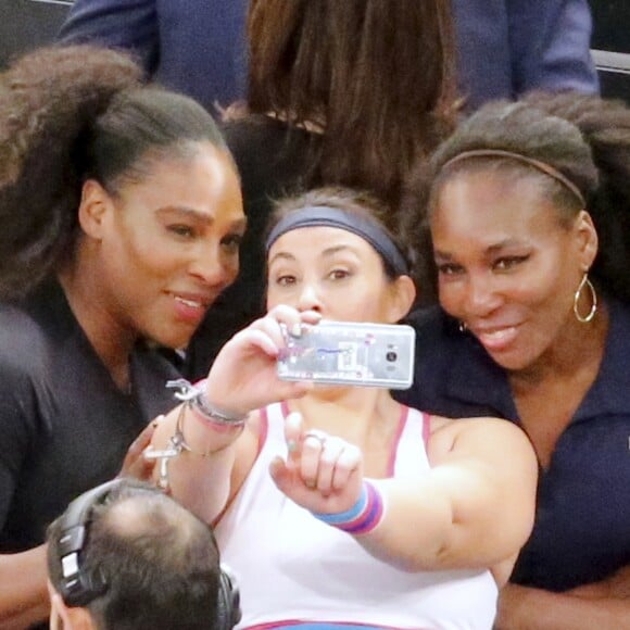 Marion Bartoli fait un selfie avec Serena et Venus Williams lors du mini-tournoi d'exhibition Tie Break Tens au Madison Square Garden à New York City, le 5 mars 2018, après sa défaite contre Serena (10-6).