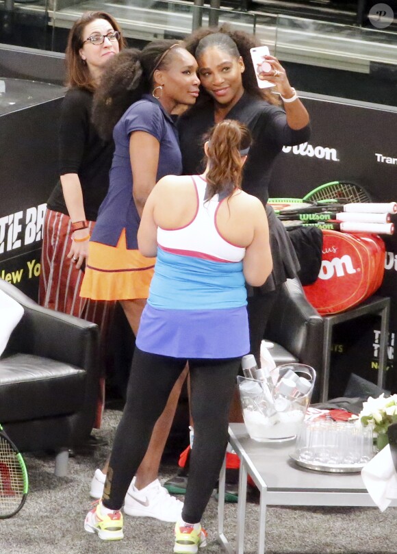 Serena Williams et Venus Williams font des selfies devant Marion Bartoli lors du mini-tournoi d'exhibition Tie Break Tens au Madison Square Garden à New York City, le 5 mars 2018.