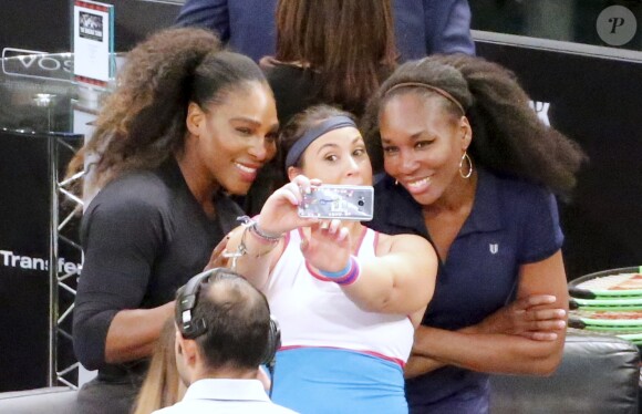 Marion Bartoli fait un selfie avec Serena et Venus Williams lors du mini-tournoi d'exhibition Tie Break Tens au Madison Square Garden à New York City, le 5 mars 2018, après sa défaite contre Serena (10-6).