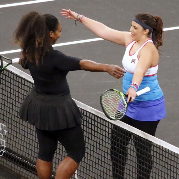 Serena Williams et Marion Bartoli se saluent après leur match au premier tour du mini-tournoi d'exhibition Tie Break Tens au Madison Square Garden à New York City, le 5 mars 2018. L'Américaine s'est imposée 10-6.