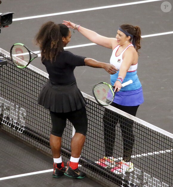 Serena Williams et Marion Bartoli se saluent après leur match au premier tour du mini-tournoi d'exhibition Tie Break Tens au Madison Square Garden à New York City, le 5 mars 2018. L'Américaine s'est imposée 10-6.