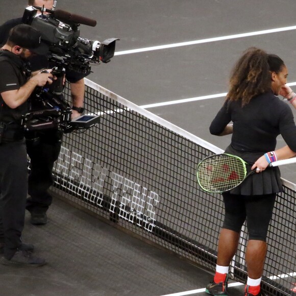 Serena Williams et Marion Bartoli se saluent après leur match au premier tour du mini-tournoi d'exhibition Tie Break Tens au Madison Square Garden à New York City, le 5 mars 2018. L'Américaine s'est imposée 10-6.