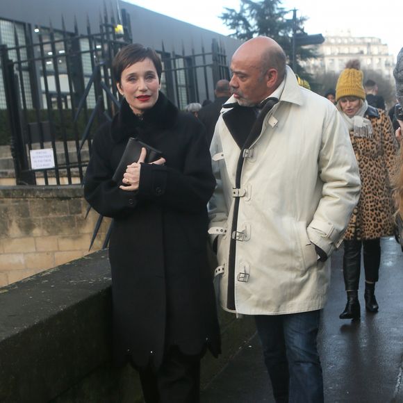 Kristin Scott Thomas et Christian Louboutin - Arrivées au défilé de mode "Valentino", collection prêt-à-porter automne-hiver 2018/2019, à l'Hôtel National des Invalides. Paris le 4 mars 2018.