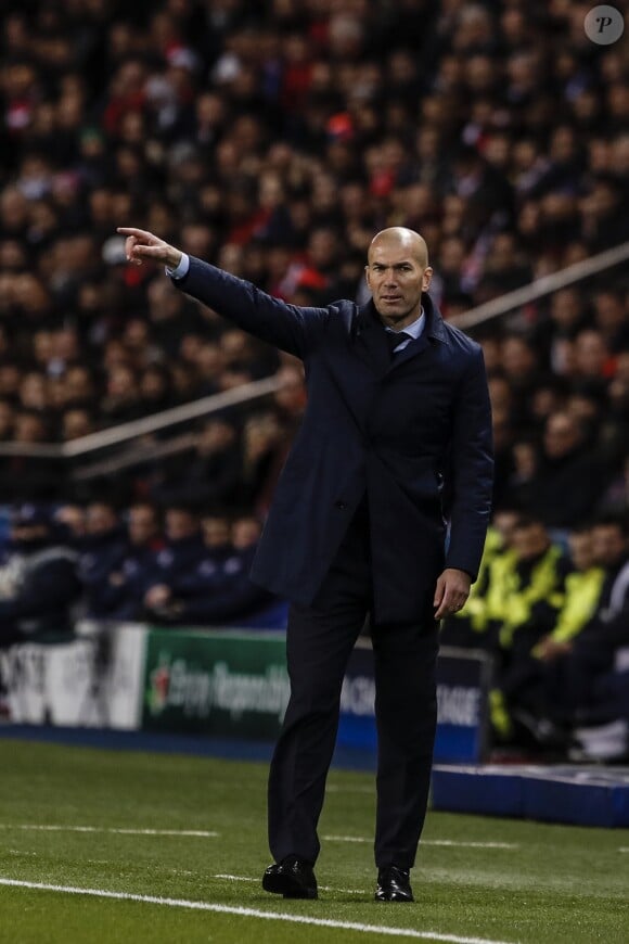 L'entraineur du Real Madrid Zinédine Zidane lors du huitième de finale retour de Ligue des Champion, du Paris Saint-Germain contre le Real Madrid au parc des Princes à Paris, France, le 6 mars 2018. Le Real Madrid a gagné 2-1.