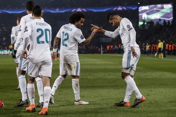 Carlos Enrique Casemiro célèbre son but avec ses coéquipiers Marcelo lors du huitième de finale retour de Ligue des Champion, du Paris Saint-Germain contre le Real Madrid au parc des Princes à Paris, France, le 6 mars 2018. Le Real Madrid a gagné 2-1.