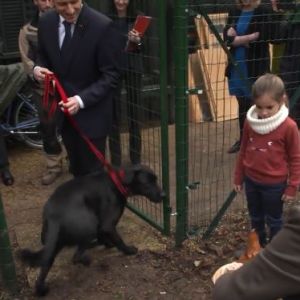 Emmanuel Macron et Nemo dans les jardins de l'Élysée, mars 2018