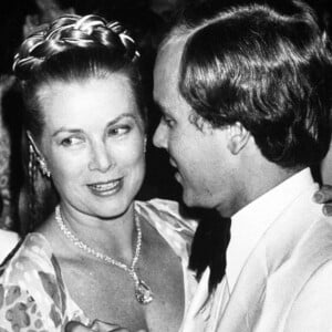 La princesse Grace et son fils Albert au Bal de la Croix-Rouge, à Monaco, en 1979.