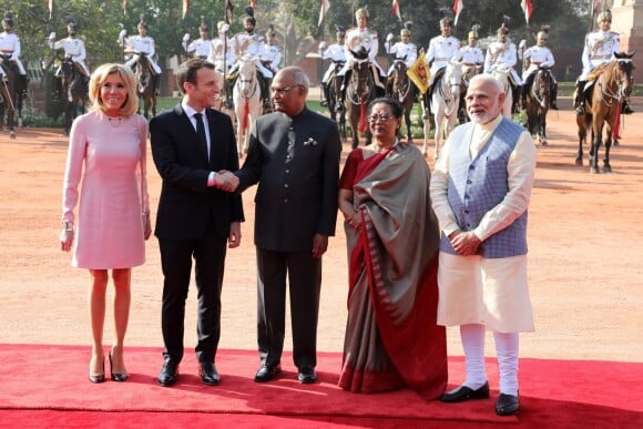 La première dame Brigitte Macron, Le président Emmanuel Macron, Le président indien Ram Nath Kovind, sa femme Savita, Le premier ministre indien Narendra Modi - Le président et le premier ministre de l'Inde accueillent le président E.Macron et son épouse au palais Rashtrapati Bhavan à New Delhi le 10 mars 2018. © Ludovic Marin / Pool / Bestimage  France's President Emmanuel Macron (2nd L) shakes hands with India's President Ram Nath Kovind (C), as Macron's wife Brigitte (L), Kovind's wife Savita (2nd R) and India's Prime Minister Narendra Modi look on, during a ceremonial reception in New Delhi on March 10, 2018. French President Emmanuel Macron on March 10 said he wanted his country to be India's best partner in Europe as he started a three-day trip to the country aimed at ratcheting up security and energy ties. Macron, who was welcomed by Indian Prime Minister Narendra Modi with his traditional bear hug on his arrival, also said "collective security" will be on top of the agenda during talks later March 10.10/03/2018 - New Delhi