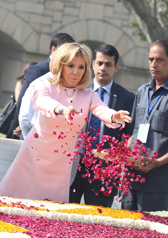 Le président Emmanuel Macron et sa femme Brigitte lors de la cérémonie d'hommage à Gandhi au mémorial Raj Ghat à New Dehli le 10 mars 2018. Le président et sa femme sont en visite d'Etat en République de l'Inde du 9 au 12 mars 2018. © Dominique Jacovides / Bestimage  French President Emmanuel Macron and his wife Brigitte Macron offer tributes at Raj Ghat memorial for Mahatma Gandhi in New Delhi on March 10, 2018.10/03/2018 - New Delhi