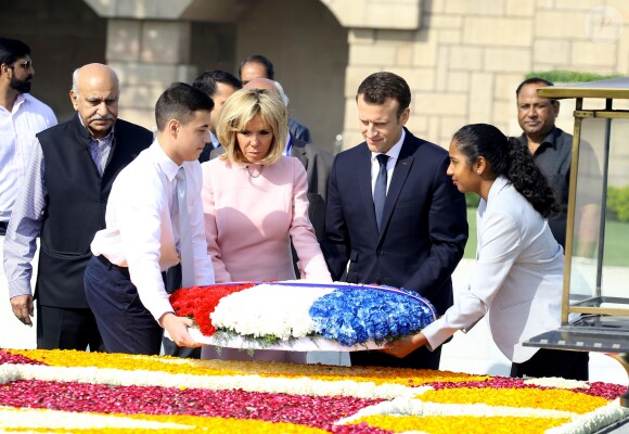 Le président Emmanuel Macron et sa femme Brigitte lors de la cérémonie d'hommage à Gandhi au mémorial Raj Ghat à New Dehli le 10 mars 2018. Le président et sa femme sont en visite d'Etat en République de l'Inde du 9 au 12 mars 2018. © Dominique Jacovides / Bestimage  French President Emmanuel Macron and his wife Brigitte Macron offer tributes at Raj Ghat memorial for Mahatma Gandhi in New Delhi on March 10, 2018.10/03/2018 - New Delhi