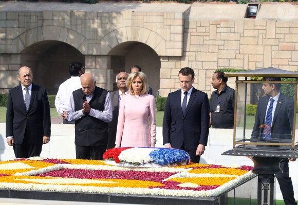 Jean-Yves Le Drian, ministre de l'Europe et des affaires étrangères - Le président Emmanuel Macron et sa femme Brigitte lors de la cérémonie d'hommage à Gandhi au mémorial Raj Ghat à New Dehli le 10 mars 2018. Le président et sa femme sont en visite d'Etat en République de l'Inde du 9 au 12 mars 2018. © Dominique Jacovides / Bestimage  French President Emmanuel Macron and his wife Brigitte Macron offer tributes at Raj Ghat memorial for Mahatma Gandhi in New Delhi on March 10, 2018.10/03/2018 - New Delhi