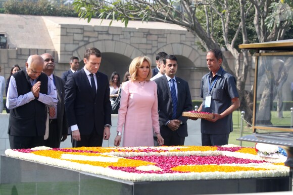 Le président Emmanuel Macron et sa femme Brigitte lors de la cérémonie d'hommage à Gandhi au mémorial Raj Ghat à New Dehli le 10 mars 2018. Le président et sa femme sont en visite d'Etat en République de l'Inde du 9 au 12 mars 2018. © Dominique Jacovides / Bestimage  French President Emmanuel Macron and his wife Brigitte Macron offer tributes at Raj Ghat memorial for Mahatma Gandhi in New Delhi on March 10, 2018.10/03/2018 - New Delhi