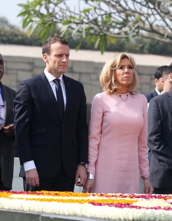 Le président Emmanuel Macron et sa femme Brigitte lors de la cérémonie d'hommage à Gandhi au mémorial Raj Ghat à New Dehli le 10 mars 2018. Le président et sa femme sont en visite d'Etat en République de l'Inde du 9 au 12 mars 2018. © Dominique Jacovides / Bestimage  French President Emmanuel Macron and his wife Brigitte Macron offer tributes at Raj Ghat memorial for Mahatma Gandhi in New Delhi on March 10, 2018.10/03/2018 - New Delhi