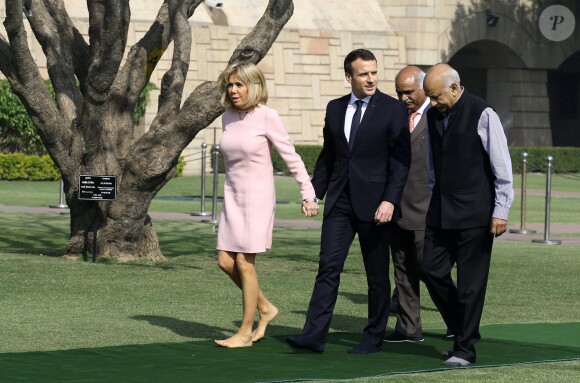 Le président Emmanuel Macron et sa femme Brigitte lors de la cérémonie d'hommage à Gandhi au mémorial Raj Ghat à New Dehli le 10 mars 2018. Le président et sa femme sont en visite d'Etat en République de l'Inde du 9 au 12 mars 2018. © Dominique Jacovides / Bestimage  French President Emmanuel Macron and his wife Brigitte Macron offer tributes at Raj Ghat memorial for Mahatma Gandhi in New Delhi on March 10, 2018.10/03/2018 - New Delhi