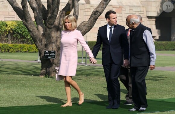 Le président Emmanuel Macron et sa femme Brigitte lors de la cérémonie d'hommage à Gandhi au mémorial Raj Ghat à New Dehli le 10 mars 2018. Le président et sa femme sont en visite d'Etat en République de l'Inde du 9 au 12 mars 2018. © Dominique Jacovides / Bestimage  French President Emmanuel Macron and his wife Brigitte Macron offer tributes at Raj Ghat memorial for Mahatma Gandhi in New Delhi on March 10, 2018.10/03/2018 - New Delhi