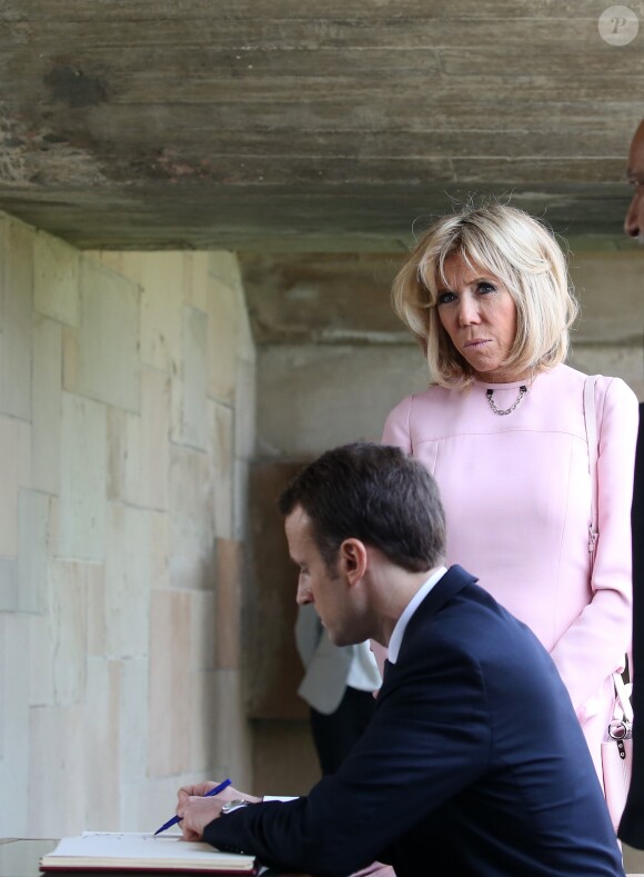 Le président Emmanuel Macron et sa femme Brigitte lors de la cérémonie d'hommage à Gandhi au mémorial Raj Ghat à New Dehli le 10 mars 2018. Le président et sa femme sont en visite d'Etat en République de l'Inde du 9 au 12 mars 2018. © Dominique Jacovides / Bestimage  French President Emmanuel Macron and his wife Brigitte Macron offer tributes at Raj Ghat memorial for Mahatma Gandhi in New Delhi on March 10, 2018.10/03/2018 - New Delhi