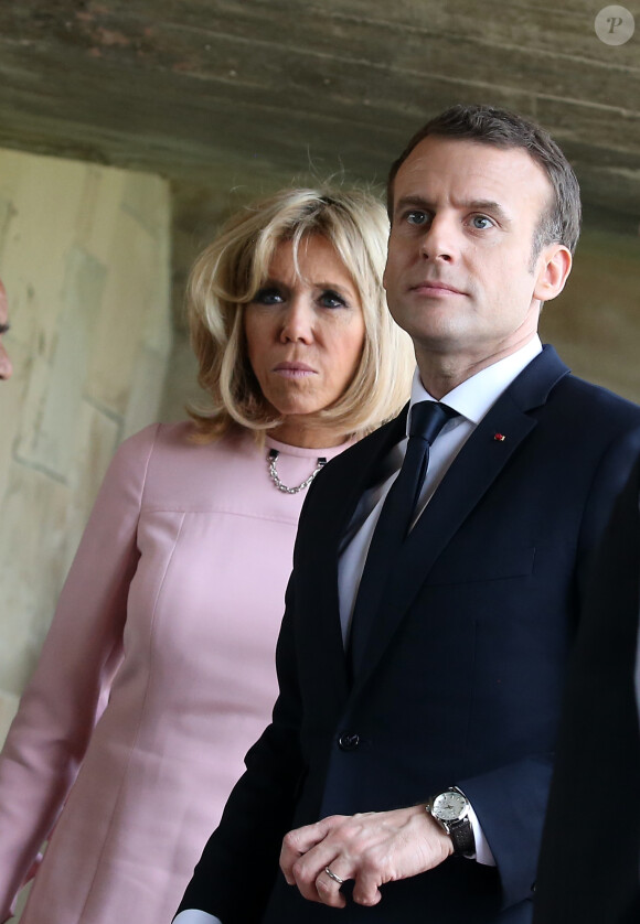 Le président Emmanuel Macron et sa femme Brigitte lors de la cérémonie d'hommage à Gandhi au mémorial Raj Ghat à New Dehli le 10 mars 2018. Le président et sa femme sont en visite d'Etat en République de l'Inde du 9 au 12 mars 2018. © Dominique Jacovides / Bestimage  French President Emmanuel Macron and his wife Brigitte Macron offer tributes at Raj Ghat memorial for Mahatma Gandhi in New Delhi on March 10, 2018.10/03/2018 - New Delhi