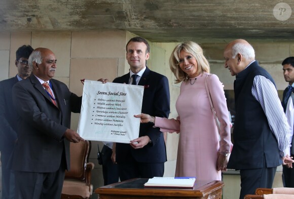 Le président Emmanuel Macron et sa femme Brigitte lors de la cérémonie d'hommage à Gandhi au mémorial Raj Ghat à New Dehli le 10 mars 2018. Le président et sa femme sont en visite d'Etat en République de l'Inde du 9 au 12 mars 2018. © Dominique Jacovides / Bestimage  French President Emmanuel Macron and his wife Brigitte Macron offer tributes at Raj Ghat memorial for Mahatma Gandhi in New Delhi on March 10, 2018.10/03/2018 - New Delhi