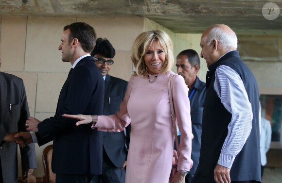 Le président Emmanuel Macron et sa femme Brigitte lors de la cérémonie d'hommage à Gandhi au mémorial Raj Ghat à New Dehli le 10 mars 2018. Le président et sa femme sont en visite d'Etat en République de l'Inde du 9 au 12 mars 2018. © Dominique Jacovides / Bestimage  French President Emmanuel Macron and his wife Brigitte Macron offer tributes at Raj Ghat memorial for Mahatma Gandhi in New Delhi on March 10, 2018.10/03/2018 - New Delhi