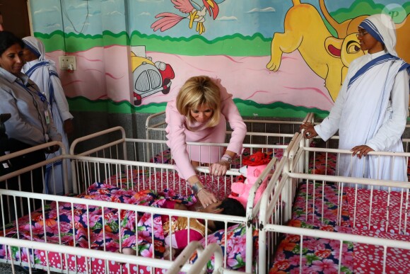 La Première Dame Brigitte Macron (Trogneux) lors de sa visite de l'orphelinat Mère Teresa pour enfants handicapés, moteurs et mentaux à Jeevan Jyoti Home, Jangpura, Mathura Road, à New Delhi, Inde, le 10 mars 2018. © Sébastien Valiela/Bestimage  (No Web No blog pour la Belgique et la Suisse) No Web No Blog - French First Lady Brigitte Macron visiting Mother Teresa's Missionaries Of Charity Jeevan Jyoti Home for children with disabilities, motor and mental in New Delhi, India, on March 10, 2018.10/03/2018 - New Delhi