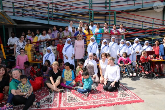 La Première Dame Brigitte Macron (Trogneux) lors de sa visite de l'orphelinat Mère Teresa pour enfants handicapés, moteurs et mentaux à Jeevan Jyoti Home, Jangpura, Mathura Road, à New Delhi, Inde, le 10 mars 2018. © Sébastien Valiela/Bestimage  (No Web No blog pour la Belgique et la Suisse) No Web No Blog - French First Lady Brigitte Macron visiting Mother Teresa's Missionaries Of Charity Jeevan Jyoti Home for children with disabilities, motor and mental in New Delhi, India, on March 10, 2018.10/03/2018 - New Delhi