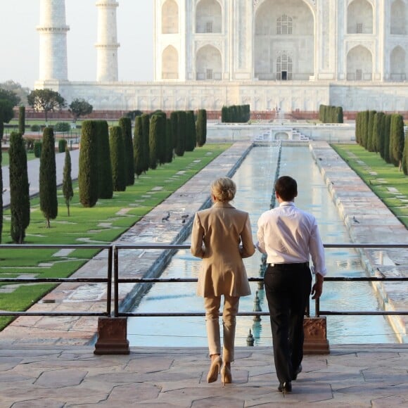 Le président Emmanuel Macron et sa femme Brigitte lors d'une visite privée du Taj Mahal à Agra, Inde le 11 mars 2018. © Dominique Jacovides / Bestimage