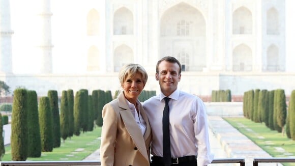 Brigitte et Emmanuel Macron amoureux radieux et impressionnés face au Taj Mahal
