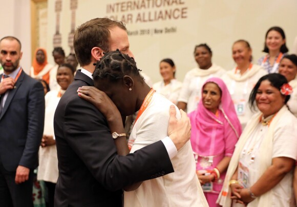 Le président Emmanuel Macron, accompagné du premier ministre Narendra Modi, rencontre les "Solar Mamas" lors de sa visite en Inde à New Delhi le 11 mars 2018.