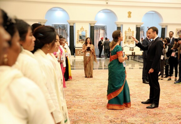 Le président Emmanuel Macron, accompagné du premier ministre Narendra Modi, rencontre les "Solar Mamas" lors de sa visite en Inde à New Delhi le 11 mars 2018.