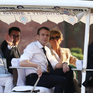 Le président Emmanuel Macron et sa femme Brigitte lors d'une visite privée du Taj Mahal à Agra, Inde le 11 mars 2018. © Dominique Jacovides / Bestimage