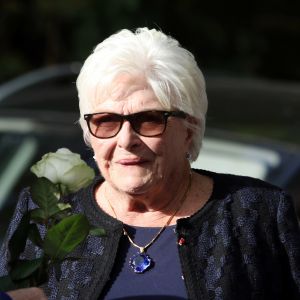 Line Renaud lors de l'inhumation de Danielle Darrieux au cimetière de Marnes la Coquette le 25 octobre 2017.