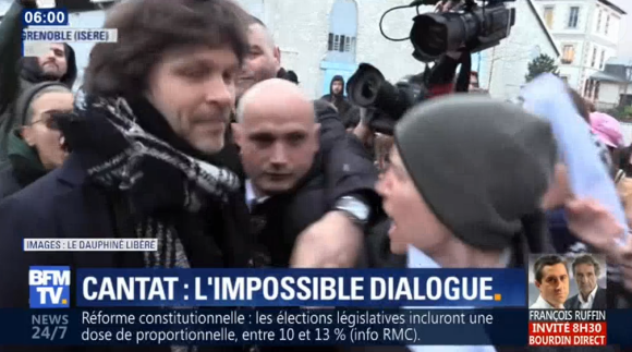 En tournée à Grenoble pour trois dates, Bertrand Cantat s'est confronté à des manifestants, mardi 13 mars 2018. Sur Facebook, le chanteur condamné en 2004 pour le meurtre de Marie Trintignant a dénoncé un "déchaînement de violence, d'insultes, une pluie de coups, aucune possibilité de discuter", "bref le retour au Moyen-Âge".