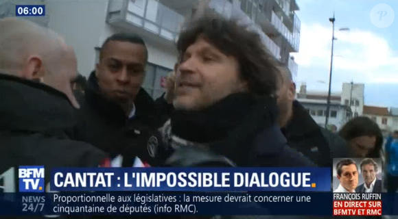 En tournée à Grenoble pour trois dates, Bertrand Cantat s'est confronté à des manifestants, mardi 13 mars 2018. Sur Facebook, le chanteur condamné en 2004 pour le meurtre de Marie Trintignant a dénoncé un "déchaînement de violence, d'insultes, une pluie de coups, aucune possibilité de discuter", "bref le retour au Moyen-Âge".