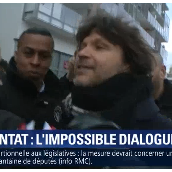 En tournée à Grenoble pour trois dates, Bertrand Cantat s'est confronté à des manifestants, mardi 13 mars 2018. Sur Facebook, le chanteur condamné en 2004 pour le meurtre de Marie Trintignant a dénoncé un "déchaînement de violence, d'insultes, une pluie de coups, aucune possibilité de discuter", "bref le retour au Moyen-Âge".
