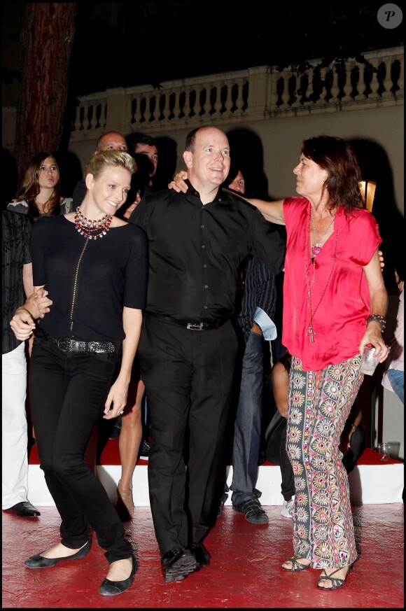 Le prince Albert II de Monaco, la princesse Charlene et la princesse Caroline de Hanovre s'éclatant lors du concert d'Iggy Pop and the Stooges et de ZZ Top le 5 juillet 2010 lors de l'événement World Music Monaco.
