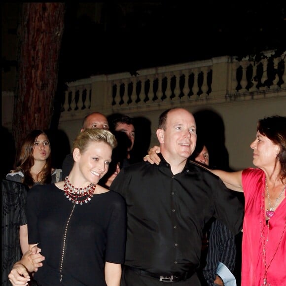 Le prince Albert II de Monaco, la princesse Charlene et la princesse Caroline de Hanovre s'éclatant lors du concert d'Iggy Pop and the Stooges et de ZZ Top le 5 juillet 2010 lors de l'événement World Music Monaco.