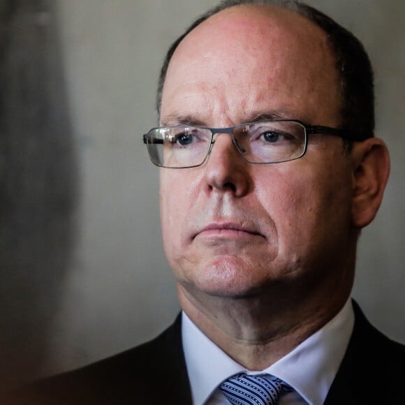 Le prince Albert II de Monaco, ici lors de sa visite à la Mairie de Bordeaux le 5 juillet 2017, arbore depuis l'enfance une cicatrice au-dessus de la lèvre supérieure, sur la gauche de son visage. Sa soeur Caroline de Hanovre, camarade de jeu avec qui il se chamaillait, a avoué en être responsable. © Patrick Bernard / Thibaud Moritz / Bestimage