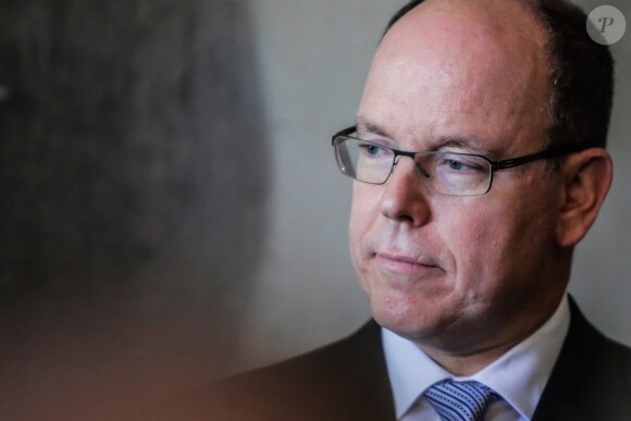 Le prince Albert II de Monaco, ici lors de sa visite à la Mairie de Bordeaux le 5 juillet 2017, arbore depuis l'enfance une cicatrice au-dessus de la lèvre supérieure, sur la gauche de son visage. Sa soeur Caroline de Hanovre, camarade de jeu avec qui il se chamaillait, a avoué en être responsable. © Patrick Bernard / Thibaud Moritz / Bestimage