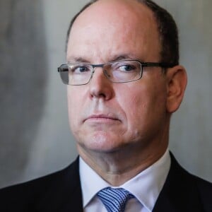 Le prince Albert II de Monaco, ici lors de sa visite à la Mairie de Bordeaux le 5 juillet 2017, arbore depuis l'enfance une cicatrice au-dessus de la lèvre supérieure, sur la gauche de son visage. Sa soeur Caroline de Hanovre, camarade de jeu avec qui il se chamaillait, a avoué en être responsable. © Patrick Bernard / Thibaud Moritz / Bestimage