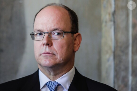 Le prince Albert II de Monaco, ici lors de sa visite à la Mairie de Bordeaux le 5 juillet 2017, arbore depuis l'enfance une cicatrice au-dessus de la lèvre supérieure, sur la gauche de son visage. Sa soeur Caroline de Hanovre, camarade de jeu avec qui il se chamaillait, a avoué en être responsable. © Patrick Bernard / Thibaud Moritz / Bestimage