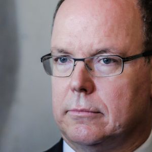 Le prince Albert II de Monaco, ici lors de sa visite à la Mairie de Bordeaux le 5 juillet 2017, arbore depuis l'enfance une cicatrice au-dessus de la lèvre supérieure, sur la gauche de son visage. Sa soeur Caroline de Hanovre, camarade de jeu avec qui il se chamaillait, a avoué en être responsable. © Patrick Bernard / Thibaud Moritz / Bestimage