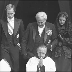 Le prince Albert, le prince Rainier III et la princesse Caroline de Monaco lors des obsèques de la princesse Grace (Grace Kelly) en septembre 1982.