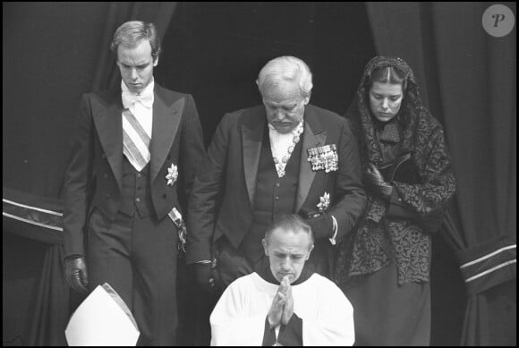 Le prince Albert, le prince Rainier III et la princesse Caroline de Monaco lors des obsèques de la princesse Grace (Grace Kelly) en septembre 1982.