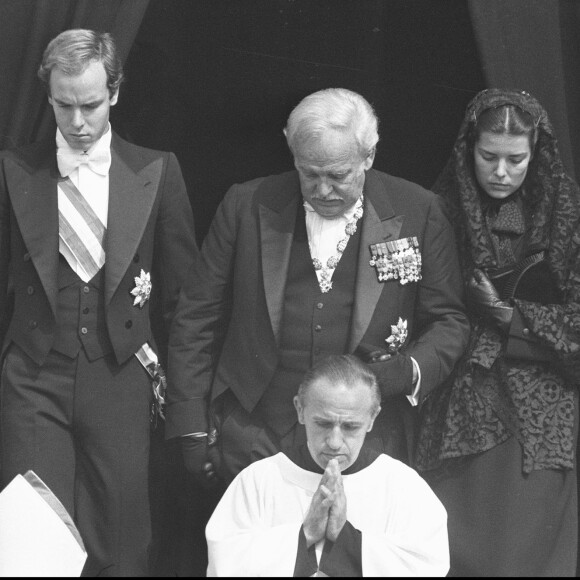 Le prince Albert, le prince Rainier III et la princesse Caroline de Monaco lors des obsèques de la princesse Grace (Grace Kelly) en septembre 1982.