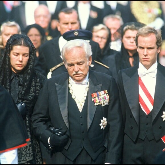 Le prince Albert, le prince Rainier III et la princesse Caroline de Monaco lors des obsèques de la princesse Grace (Grace Kelly) en septembre 1982.