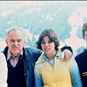 La princesse Grace et le prince Rainier III de Monaco avec leurs enfants la princesse Caroline et le prince Albert en mars 1976 aux sports d'hiver à Gstaad.