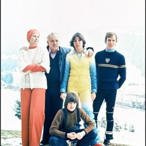 La princesse Grace et le prince Rainier III de Monaco avec leurs enfants la princesse Caroline, le prince Albert et la princesse Stéphanie en mars 1976 aux sports d'hiver à Gstaad.