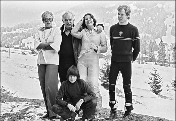 La princesse Grace et le prince Rainier III de Monaco avec leurs enfants la princesse Caroline, le prince Albert et la princesse Stéphanie en mars 1976 aux sports d'hiver à Gstaad.